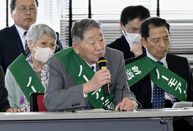 浅尾環境相との懇談で発言する新潟水俣病阿賀野患者会の皆川栄一副会長＝３１日午前、新潟市