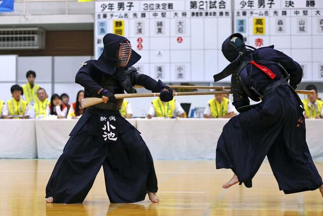 銃剣道３位決定戦　静岡－新潟　果敢に攻める大将の小池健太（加茂高）＝滋賀県高島市