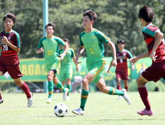 男子準々決勝 帝京長岡-尚志 後半、攻め込む帝京長岡のDFリヴキン辻アーロン=福島県楢葉町のJヴィレッジ