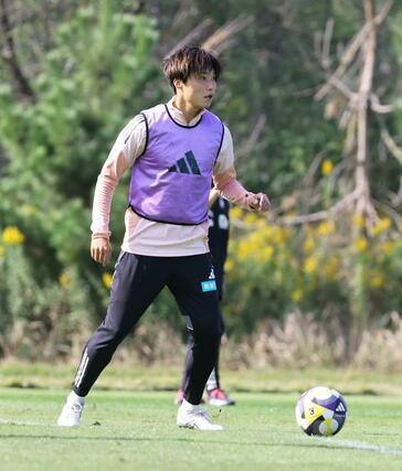 来季のJ2降格決定後、初となる全体練習を行うDF岡本將成=聖籠町