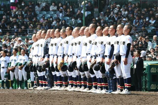 ８－１で勝利し、校歌を歌う日本文理ナイン＝２１日、阪神甲子園球場