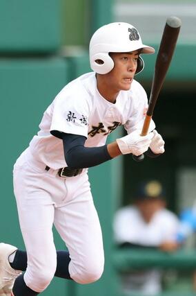 敦賀気比－日本文理　１回日本文理１死満塁、安達煌栄千が適時打を放ち２－０＝富山市民球場