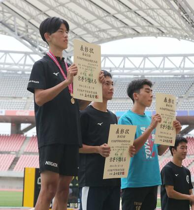 男子400メートルを制した巻東の五十嵐瑛太(左)=ビッグスワン