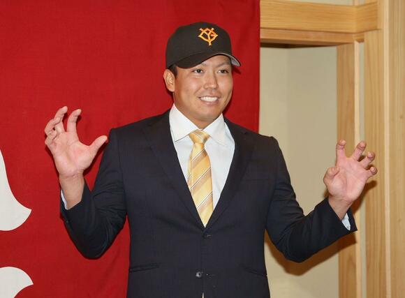 巨人と仮契約を結んだ知念大成=新潟市中央区