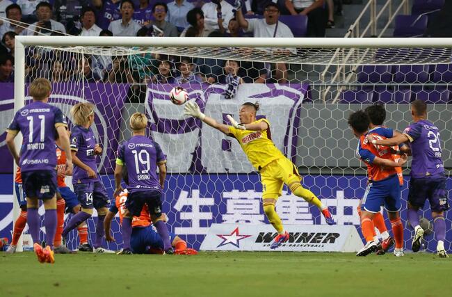 前半、今季リーグ初先発の新潟のＧＫ阿部航斗がシュートをはじく＝６月２６日、Ｅピース