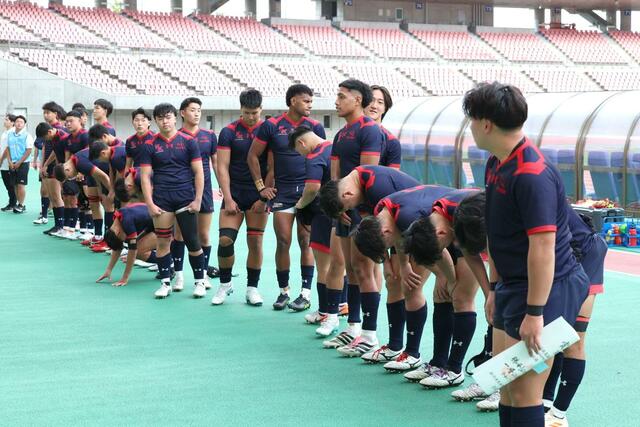 開志国際－北越　スタンドにあいさつし、悔しそうな表情を見せる開志国際の選手たち＝ビッグスワン