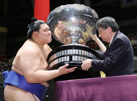 内閣総理大臣杯を受け取る大の里＝両国国技館（代表撮影）