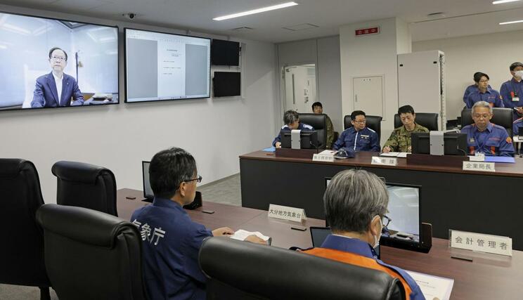 大分県庁で開かれた災害対策本部の会議＝１９日午前