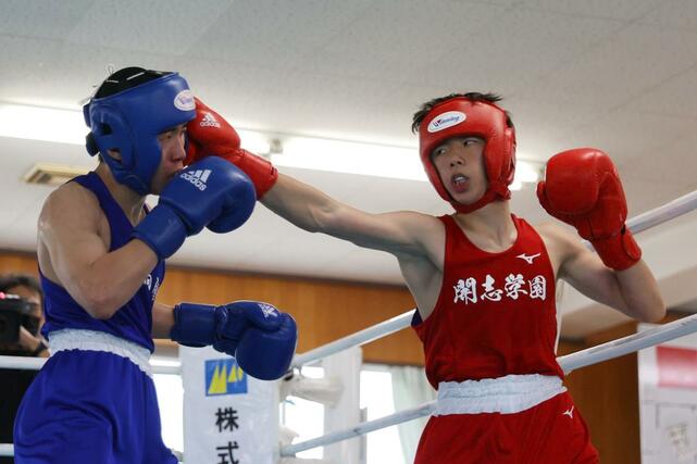 男子バンタム級決勝　右を放つ開志学園の三國成（右）＝新潟南高