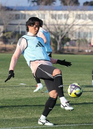 ボールを操るＤＦ千葉和彦＝１月２１日、宮崎県西都市の清水台総合公園