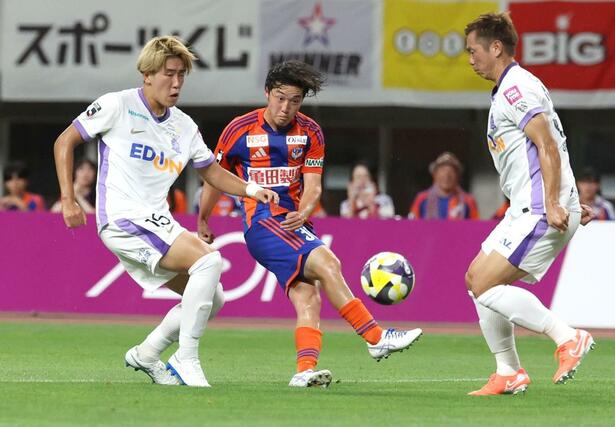 前半、ＭＦ奥村仁（３０）がゴールを狙う＝７月２０日、デンカビッグスワン