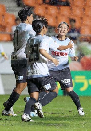 長野-新潟L 前半、MF滝川結女が先制ゴールを決める=長野Uスタジアム