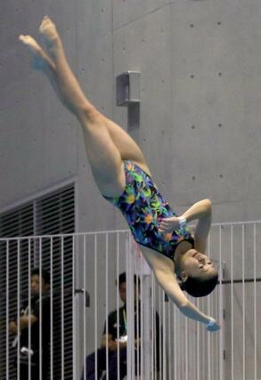 女子板飛び込み２位の加藤梨央奈の１回目＝金沢プール