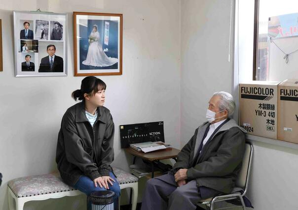 島田愛梨珠さんと市民エキストラの相馬晃さん＝胎内市西栄町