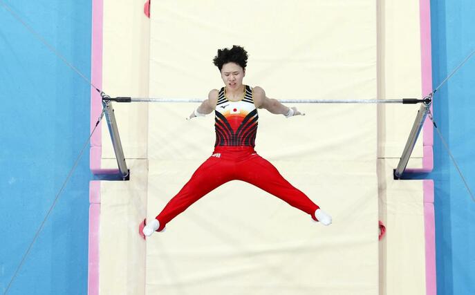 男子種目別鉄棒決勝　演技する岡慎之助＝パリ（共同）