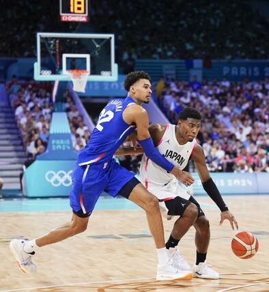 日本-フランス 第2クオーター、競り合う八村(右)とフランスのウェンバンヤマ=リール(共同)