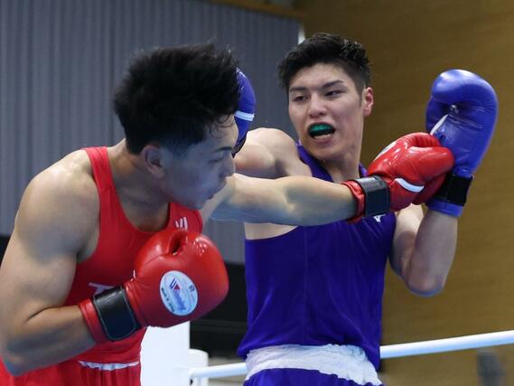 成年男子ミドル級準々決勝　右で攻める東農大の川村萌斗（右）＝滋賀県東近江市