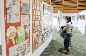 カルチャースクール受講生らの力作が並ぶオータムフェスタ＝２２日、新潟市中央区