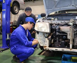 自動車整備部門で銅賞に輝いた山岸颯太さん（手前）と指導に当たった宮内翔大さん＝上越市藤野新田