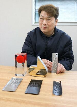 刃のないおろし金「トミタ式おろし金」を説明するトミタの冨田雅俊社長=燕市
