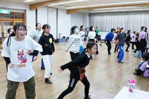 4月の公演に向け練習する「魚沼産☆夢ひかり」のメンバー=魚沼市小出島