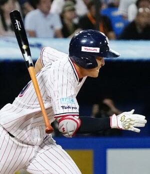 8回ヤクルト2死三塁、代打宮本が勝ち越しの三塁内野安打を放つ=神宮