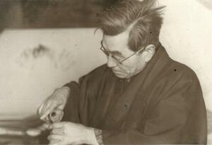 １９４３年、東京・目白文化村にあった自宅で手酌する會津八一。三浦寅吉撮影＝新潟市會津八一記念館提供