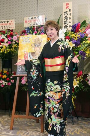 着物姿で報道陣の前でポーズを決める小林幸子=6月16日、東京都内