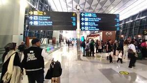 春節休暇に合わせてジャカルタ郊外のスカルノ・ハッタ国際空港から出国する旅行者(インドネシア・バンテン州)