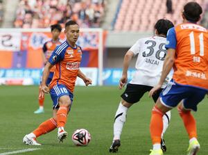 新潟-FC東京 後半、敵陣に攻め込むDF早川史哉=デンカビッグスワン
