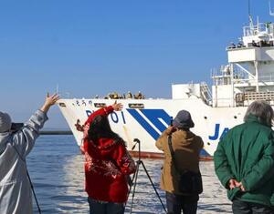 最後の航海に出る巡視船「そうや」を見送る地元の人たち=4日午前、北海道釧路市