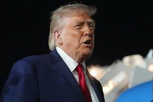 トランプ米大統領=9日、ニューヨークのケネディ国際空港(AP=共同)