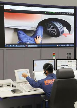 新潟市ライブ119のデモンストレーション。市消防局の職員が、指令管制センターで通報者のスマホ映像を見ながら対応を指示した=新潟市中央区鐘木