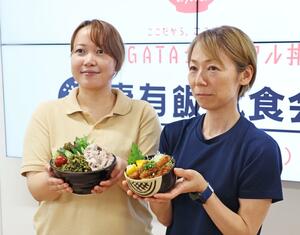 クリスタル丼をアピールする店員。冷しゃぶやたら丼(左)と棒棒豚=十日町市役所