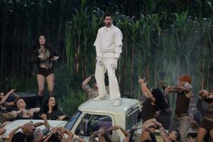 　米スーパーボウルのハーフタイムショーに出演したバッド・バニーさん＝８日、サンタクララ（ロイター＝共同）