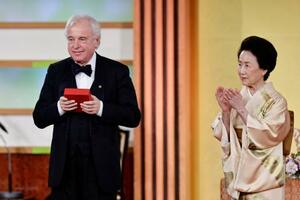 第36回高松宮殿下記念世界文化賞の授賞式でメダルを贈られるアンドラーシュ・シフさん(左)=22日午後、東京・元赤坂の明治記念館