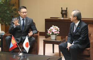 駐日モンゴル大使のバンズラグチ・バヤルサイハン氏(左)と歓談する花角英世知事=5月31日、新潟県庁