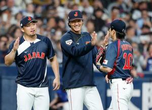 阪神に勝利し、タッチを交わす(左から)鈴木、大谷、周東=京セラドーム