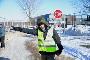 　笛を鳴らして移民取り締まりの捜査官が近づいてきたことを知らせるリチャード・ミードさん＝２８日、米ミネアポリス（共同）