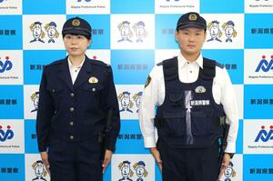 ネクタイを省略した活動服姿の警察官=15日、県警本部