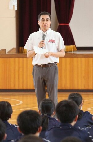 児童生徒を前に、目標を立てて努力することの大切さについて語った富樫英樹さん=新発田市川口