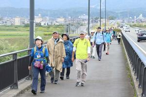 参加者がいきいきと歩いて街並みを楽しんだ「健康・防災ウオークin長岡」=11日、長岡市