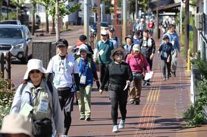 街並みなどを楽しみながら市内を巡る防災・健康ウオークの参加者=長岡市学校町2