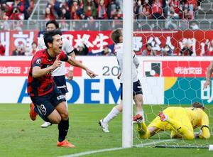 鹿島―横浜FC 後半、チーム2点目のゴールを決め、駆け出す鹿島・知念(左)=メルスタ