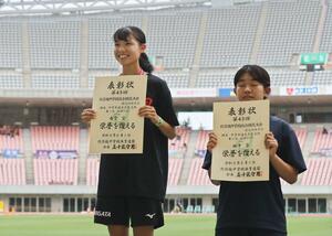 女子走り高跳びを制し、表彰台で笑顔を見せる三条一の南雲愛(左)=ビッグスワン