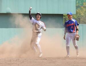 野田サンダーズ－新潟コンマーシャル俱楽部　８回に逆転打を放ち、右拳を突き上げる野田サンダーズの五十嵐樹希＝新潟市みどり森