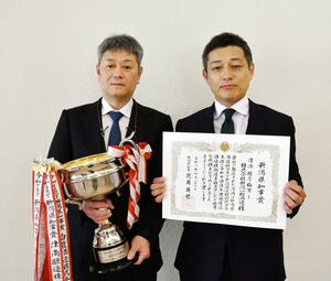 越後流酒造技術選手権大会で県知事賞を受賞した新潟一粒酒造の武生公則杜氏(左)と廣瀬雄一社長=柏崎市