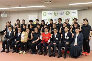 中川幹太市長を表敬訪問した太陽誘電ソルフィーユの選手ら=6月5日、新潟県上越市役所