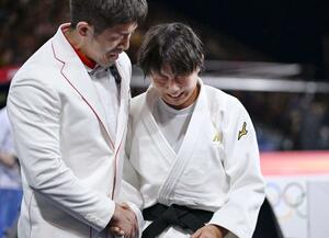 女子57キロ級3位決定戦を制し、感極まる舟久保遥香(右)=パリ(共同)