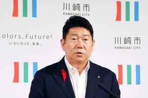 記者会見する川崎市の福田紀彦市長=1日午後、川崎市役所